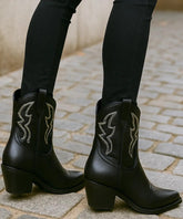 Comprar bota texana feminina preto cano curto com salto grosso confortável e bico fino em couro em promoção AREZZO